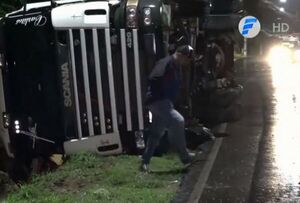 Camión con 30 toneladas de soja vuelca en San Antonio - Radio Imperio