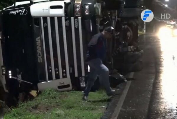 Camión con 30 toneladas de soja vuelca en San Antonio - Radio Imperio
