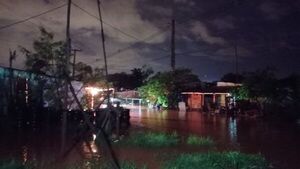 Intensa lluvia desborda arroyo e inunda viviendas en Ciudad del Este