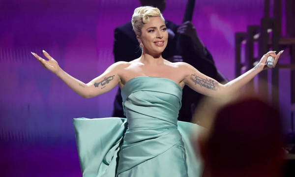 Lady Gaga no sorprende en la power ballad ‘Hold My Hand’