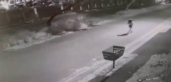Crónica / [VIDEO] Circuito cerrado grabó a joven pidiendo socorro por la calle