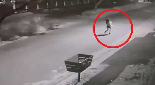 Joven es captada corriendo en plena madrugada para huir de “abusador” - Noticiero Paraguay