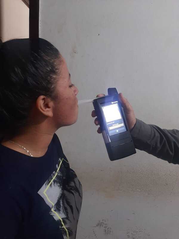 Doña conducía tuichaite ka’ure su auto, pero le “pescaron” los polis - La Clave