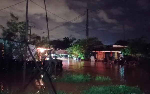 Lluvia desborda arroyo e inunda viviendas en CDE – Prensa 5