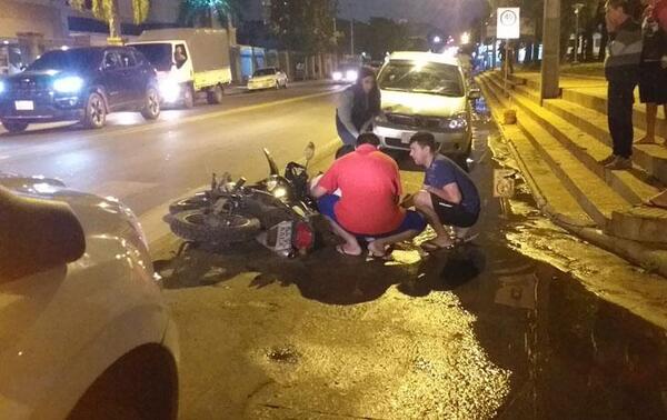 Choque entre motocicleta y automóvil deja dos lesionados en Coronel Oviedo – Prensa 5
