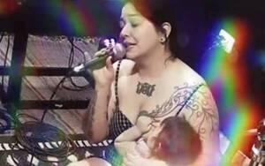 Crónica / [VIDEOS] ¡Cantante anexo mami! Ensaya y da tití al mismo tiempo
