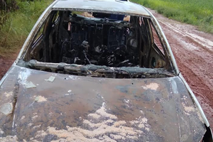 Hallan dos cuerpos calcinados dentro de un automóvil - Noticiero Paraguay