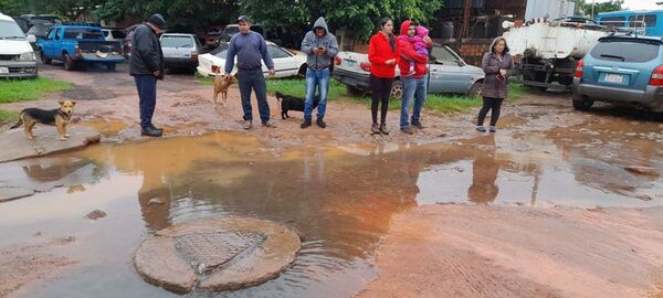 Vecinos cansados de contaminación causada por desagüe cloacal de la Essap - Nacionales - ABC Color