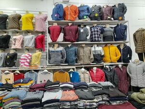 Bolivianos presentan feria de abrigos en el Mercado 4 - Nacionales - ABC Color