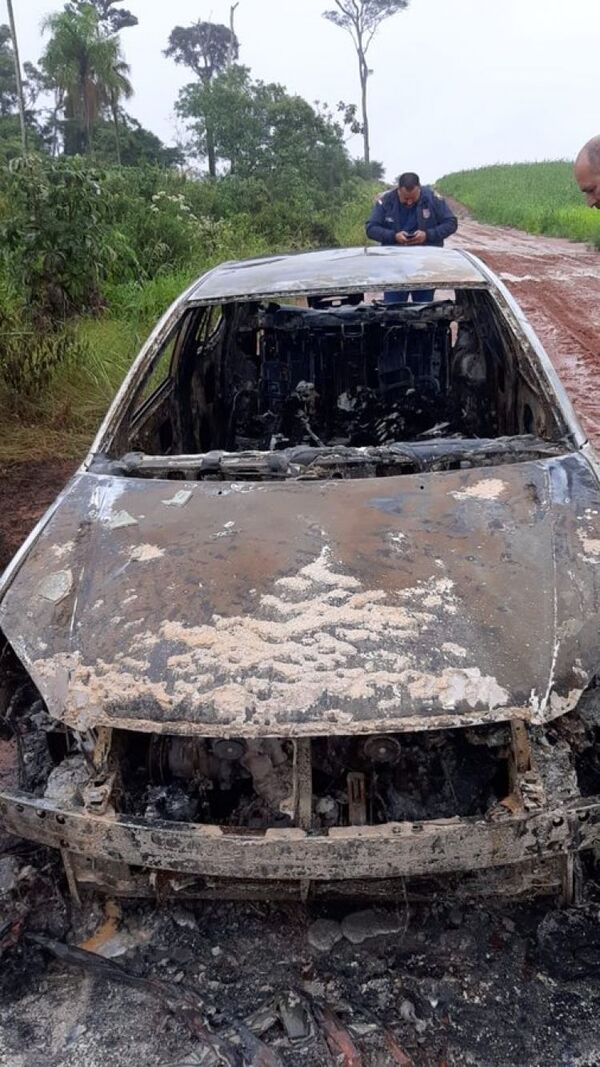 Encuentran un auto calcinado con dos víctimas dentro