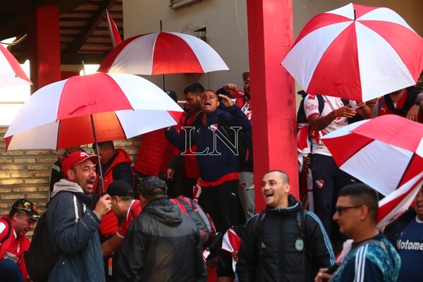 Diario HOY | Armas, drogas y alcohol: Policía expulsa a 45 hinchas de Independiente