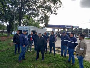 Sindicalistas celebran veto parcial a ley de Petropar que excluye a Contrataciones Públicas - Nacionales - ABC Color