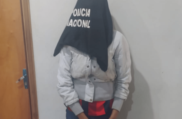 Detienen a una joven por haber robado a su vecina en Coronel Oviedo - Noticiero Paraguay