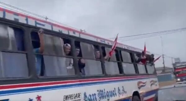 Expulsan a hinchas argentinos tras intentar entrar con armas al país
