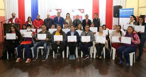 Egresan 40 nuevos costureros del curso de confección - Noticiero Paraguay
