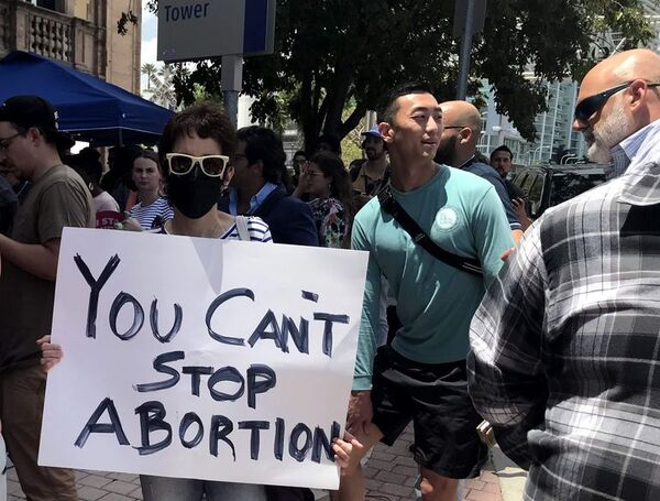 Más de un millar de personas protestan a favor del aborto en Nueva York  - Mundo - ABC Color