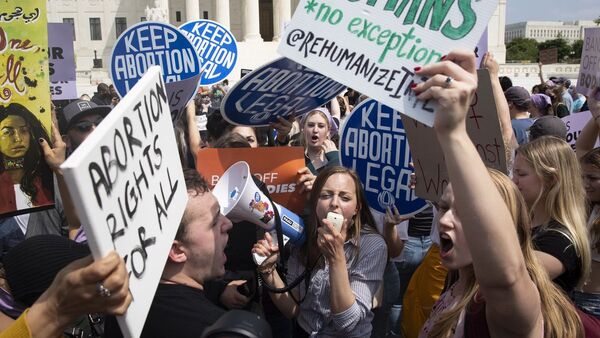 Posible revocación del derecho al aborto convulsiona Estados Unidos