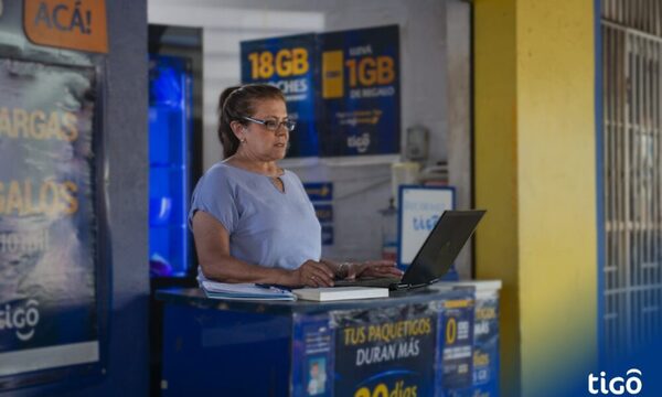 Tigo digitaliza su programa “Conectadas” para educar a más mujeres de la región