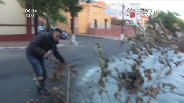 Perdida de agua y tremendo bache en el Microcentro de Asunción - SNT