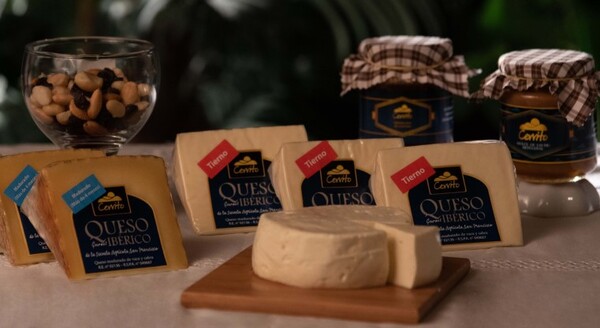 Degustación gratuita en Casa Rica de Quesos ibéricos preparados por alumnos de la Escuela Autosostenible de Cerrito
