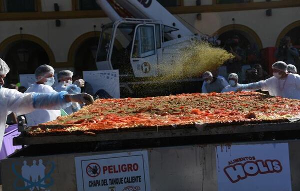 Cocinan la milanesa más grande del mundo en Argentina: 4 metros por 3 y 900 kilogramos