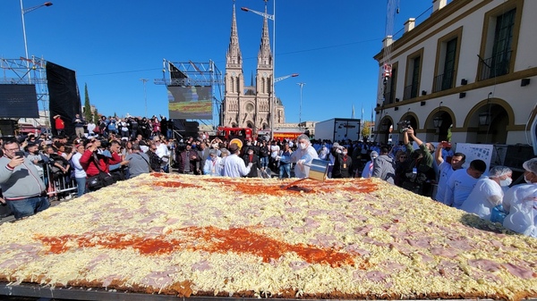 4 metros por 3 y casi mil kilos, para la milanesa más grande del mundo hecha en Argentina