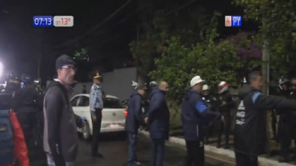 Hinchas argentinos «dirigieron» el tránsito sobre la avenida Mariscal López | Noticias Paraguay