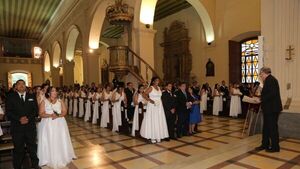 Casamiento comunitario une a 64 parejas en la Catedral