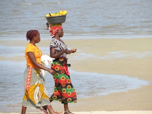 Las mujeres de Mozambique y el tránsito de los cántaros - El Trueno