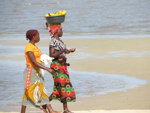 Las mujeres de Mozambique y el tránsito de los cántaros - El Trueno