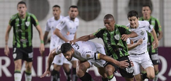 El Atlético Mineiro de Junior Alonso le ganó el clásico al América de Raúl Cáceres