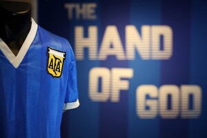 Diario HOY | Mítica camiseta mundialista de Maradona, vendida por cifra récord