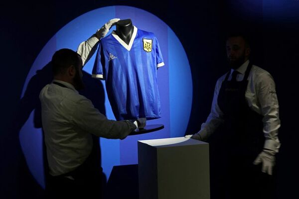 La camiseta de la “Mano de Dios” se subasta por 8,4 millones de euros - Fútbol Internacional - ABC Color