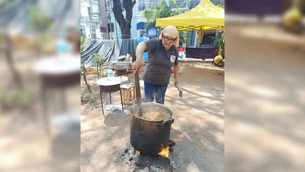 Mantienen las ollas populares con verduras picadas