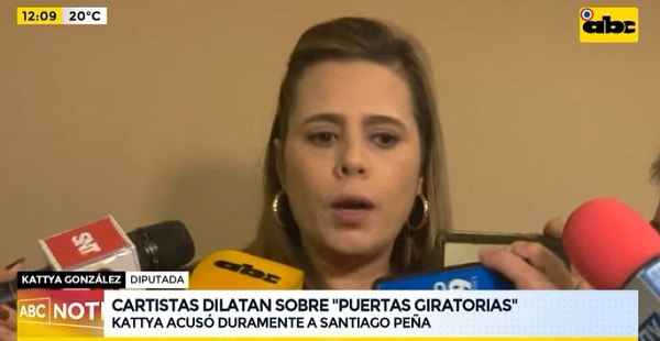Kattya asegura que Santi pretende “robar información del pueblo paraguayo”