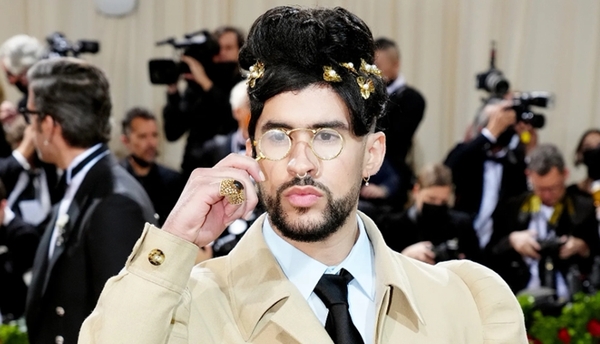 Bad Bunny llegó a la MET Gala y fue tendencia con su vestuario y peinado - Teleshow