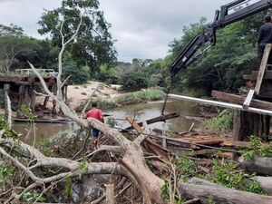 Vecinos exigen reparación de puente en Itacurubí de la Cordillera  - Nacionales - ABC Color
