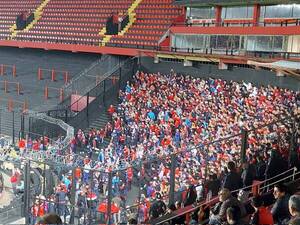Crónica / Impresionante: Imagen de la hinchada del Ciclón en el estadio de Colón