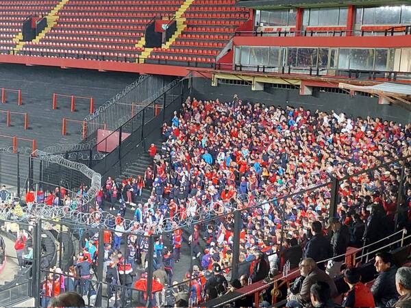 Crónica / Impresionante: Imagen de la hinchada del Ciclón en el estadio de Colón