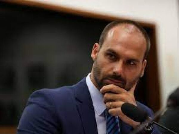 Congreso abre otro proceso contra hijo de Bolsonaro por burlarse de torturas