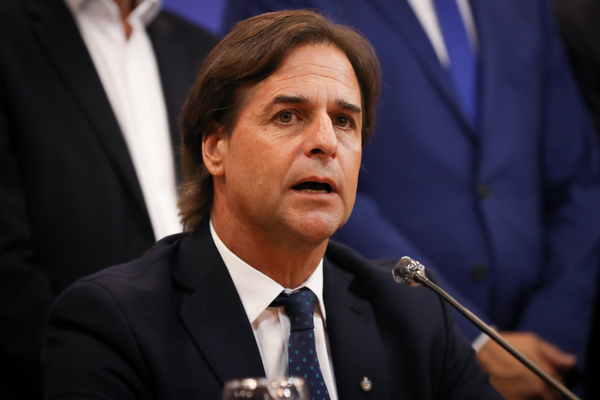 Lacalle Pou recibe propuestas de central sindical para paliar la inflación - MarketData