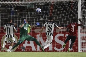 Caracas tumba el invicto de Libertad en la Copa Libertadores
