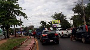 Vendedores ambulantes aprovechan arreglo del puente Ybera y hacen su “agosto” - Nacionales - ABC Color