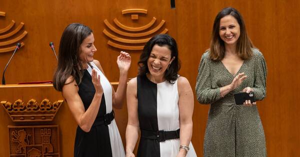 La Nación / Reina Letizia y galardonada coinciden en look durante un acto de premiación