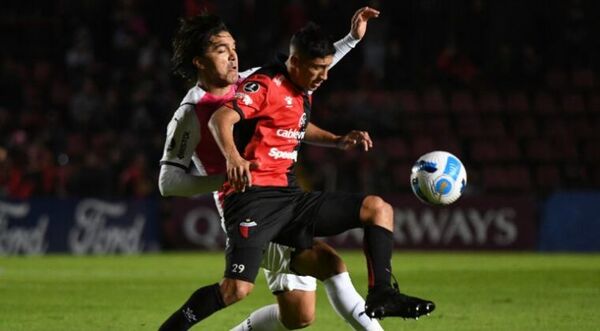 Colon vence a Cerro Porteño y alcanza la cima