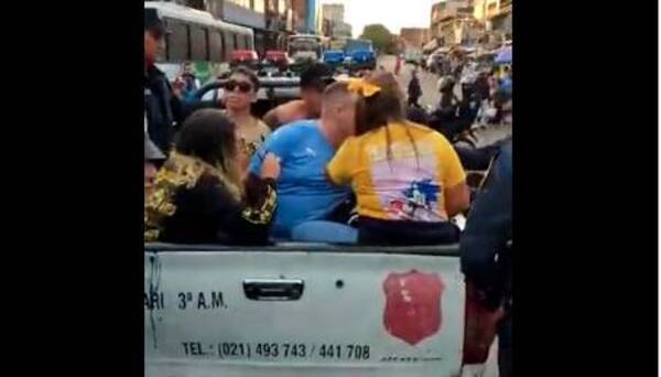 Crónica / ¡Hinchas de Peñarol detenidos por robar celu a una vendedora de comidas!