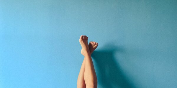 | Piernas en la pared: qué hay de cierto sobre la postura que promete mejorar el sueño y la circulación