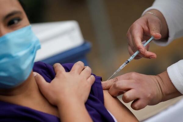 Vacunarse contra la gripe en tiempos de covid es necesario, según la OPS