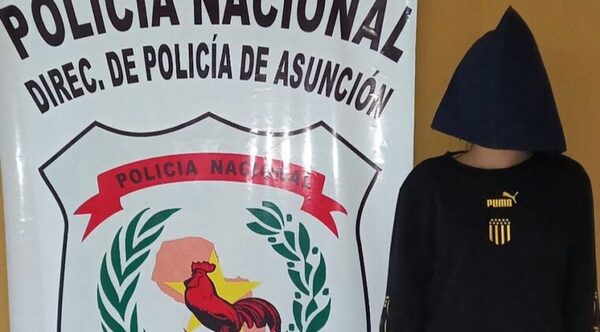 Seis hinchas de Peñarol le robaron el celular a una mujer y fueron detenidos - Noticiero Paraguay
