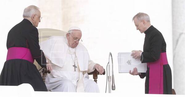 Diario HOY | El papa en silla de ruedas por el dolor de la rodilla